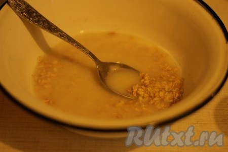 Сыворотку нагреть (если используете кефир, то нагревать не надо), залить ею овсяные хлопья и оставить на 20 минут (с кефиром - на 30).