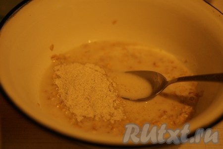 Постепенно ввести муку, смешанную с разрыхлителем и ванилином.
