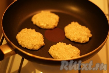 Жарить овсяные оладьи надо на сухой сковородке с обеих сторон до румяной корочки.
