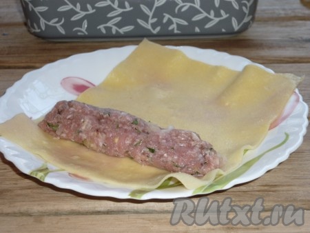 На край заготовки из теста выложить по 1-1,5 столовых ложки мясного фарша.&nbsp;