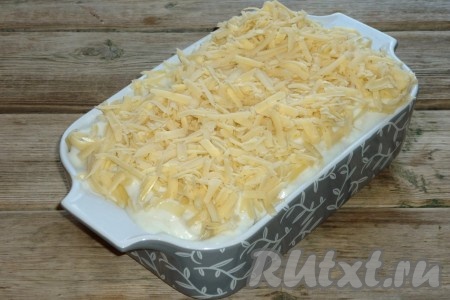 Домашние каннеллони с фаршем залить соусом "Бешамель". Сверху посыпать натёртым сыром.&nbsp;