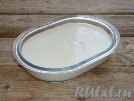 Для приготовления соуса "Бешамель" растопить в сковороде сливочное масло, всыпать муку и, непрерывно помешивая, нагревать на небольшом огне масляно-мучную смесь в течение 2-3 минут. Затем влить небольшими порциями 200 миллилитров молока, не переставая перемешивать. Должна получиться однородная смесь (без комочков). Затем влить оставшееся молоко. Помешивая, довести соус на среднем огне до кипения, посолить поперчить, добавить мускатный орех и проварить, помешивая, 5 минут на слабом огне, затем, убрав с огня, дать немного остыть.