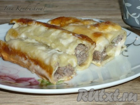 Подавать каннеллони с фаршем под соусом "Бешамель" на стол в горячем виде, разложив по порционным тарелкам. Такие фаршированные трубочки, приготовленные в домашних условиях, получаются нежными, хорошо держат форму. Конечно, на замес теста своими руками потребуется время, но зато вы точно сможете порадоваться себя и своих близких наивкуснейшим блюдом!