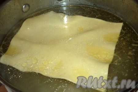 В кастрюле вскипятить воду. Добавить соль и растительное масло. Отправить первый прямоугольник теста в кипяток, проварить 30 секунд.&nbsp;