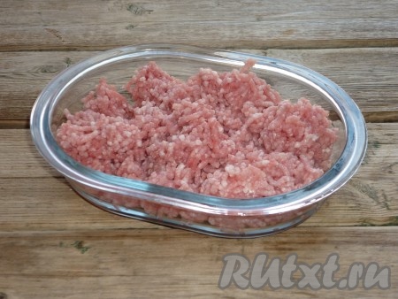 Для того чтобы приготовить начинку для фарширования каннеллони, нужно мякоть свинины вымыть, обсушить, пропустить через мясорубку.&nbsp;