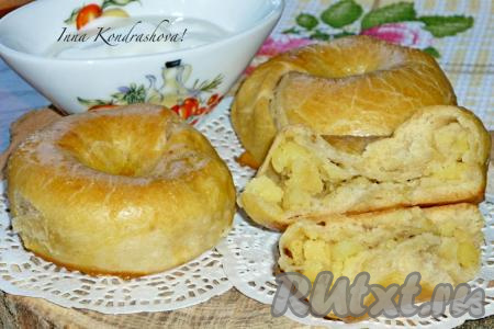 Очень вкусные, сытные кныши с картошкой я предпочитаю подавать к столу тёплыми со сметаной, хотя и после остывания они хороши на вкус.