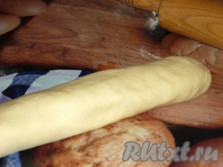 Свернуть тесто, начиная со стороны с начинкой, в рулет. 