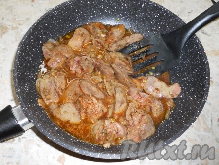 Далее влить в сковороду подготовленный соево-медовый соус и по вкусу, если нужно, все посолить. Тушить печень в соусе под прикрытой крышкой, периодически перемешивая, около 5 минут. 
