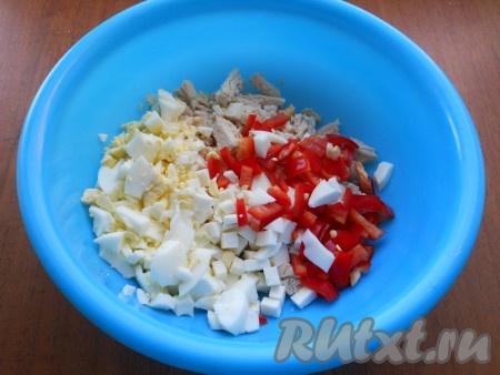 В салат к курице и брынзе добавить нарезанный кубиками, очищенный от семян, сладкий болгарский перец и предварительно отваренные, остуженные, очищенные и нарезанные кубиками яйца.
