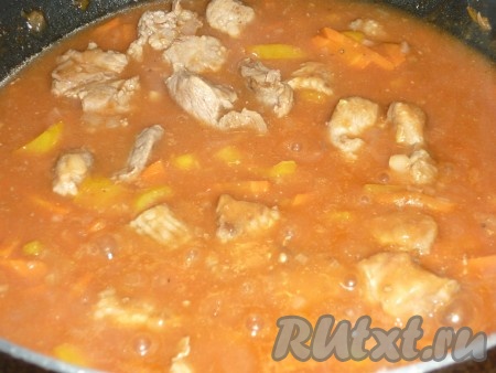 Влить воду (мясо должно быть покрыто жидкостью практически полностью), всыпать сахар, перемешать, накрыть крышкой, довести томатный соус до кипения и тушить свинину на минимальном огне в течение 30-35 минут, периодически помешивая.&nbsp;