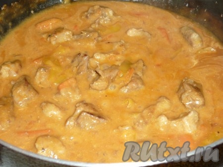 Перемешать, довести до кипения и тушить свинину в томатно-сметанном соусе, накрыв сковороду крышкой, ещё 10-15 минут (до мягкости мяса), иногда помешивая.&nbsp;