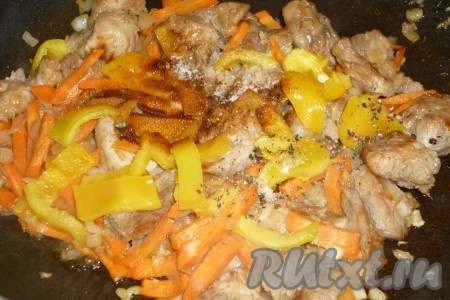 Добавить соль, чёрный молотый перец, специи и муку, перемешать.&nbsp;