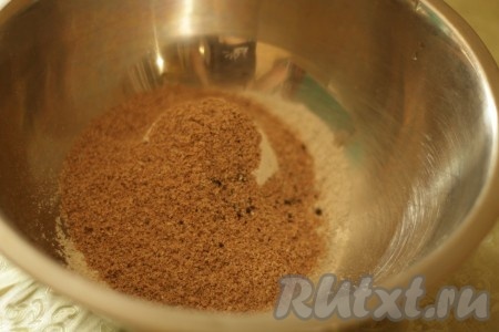 В миске смешать муку, отруби, соду и перец.