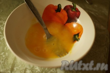 Яйцо слегка взбить вилкой. 