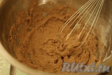 Сыворотку нагреть, добавить в сухие ингредиенты и быстро перемешать.&nbsp;
