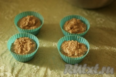 Наполнить формочки для кексов на 3/4 . 