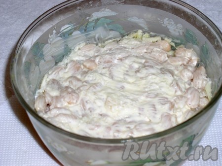 Затем фасоль + посолить + поперчить + смазать майонезом. Повторить слои ещё один раз.