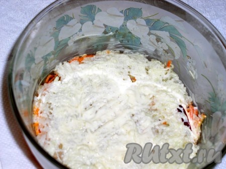 Затем редька + посолить + поперчить + смазать майонезом.