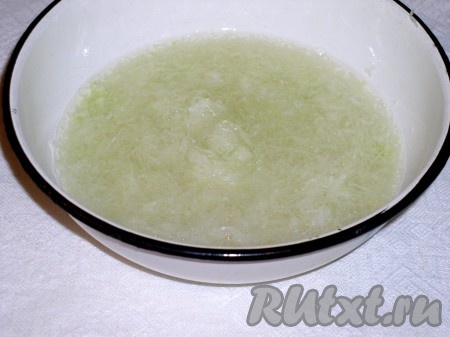 Очищенную редьку натереть на мелкой терке и залить кипятком на 5-10 минут. Слить воду и слега отжать. Советую сок не выливать, а добавить в него мёд и тут же выпить это чудо-снадобье.