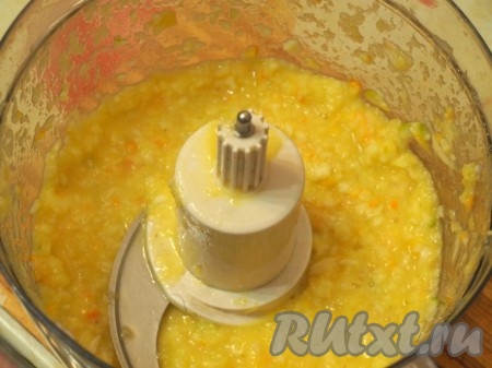 Сливочное масло для замешивания теста нужно достать заранее, чтобы оно согрелось до комнатной температуры. Лимон и апельсины тщательно вымыть, разрезать и, удалив косточки, измельчить с помощью блендера.