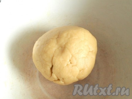 Взять 3 яйца и разделить на белки и желтки. Желтки понадобятся для приготовления теста, а белки - для безе. Пока делается тесто, белки нужно убрать в холодильник. Желтки переложить в миску, добавить сливочное масло комнатной температуры, 100 грамм сахара и перемешать. Всыпать разрыхлитель. Подсыпая частями муку, замесить мягкое, не липнущее к рукам песочное тесто. Как только тесто соберётся в ком, больше вымешивать его не нужно.