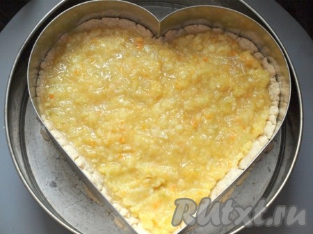 Затем вынуть, слегка остудить основу для пирога и выложить в неё апельсиновую начинку.