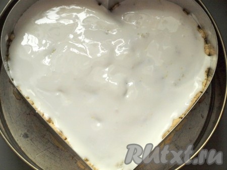 Яичные белки с щепоткой соли начать взбивать миксером. Постепенно подсыпая сахар, взбивать до получения пышной пены. Выложить взбитые белки поверх начинки.