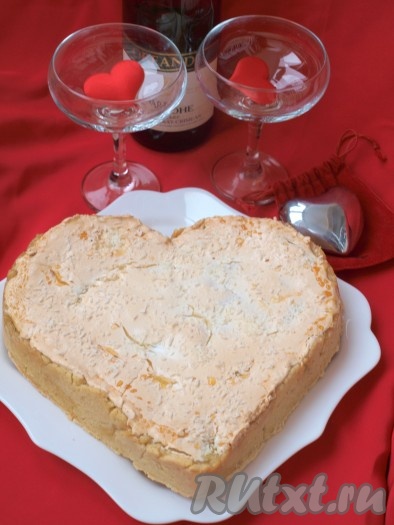 Отправить в духовку, выпекать при температуре 180 градусов 10-15 минут (безе должно приобрести лёгкий бежевый оттенок).