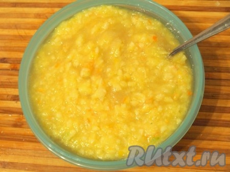 К полученной массе добавить 150 грамм сахара, перемешать и убрать апельсиновую начинку для песочного пирога в холодильник.