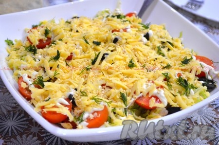 Салат с курицей, пекинской капустой, огурцами и помидорами