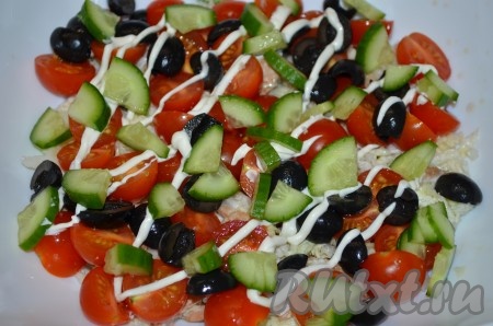В салатник выложить больше половины пекинской капусты с куриным филе. Сверху разложить помидоры, огурцы, маслины, нарезанные на половинки, нанести немного майонеза. Посолить и поперчить салат по желанию. Далее выложить оставшуюся капусту с мясом.