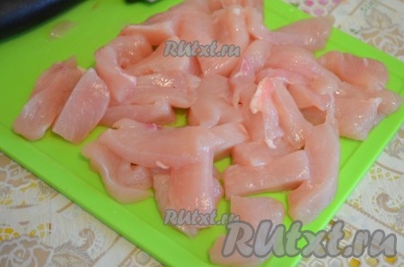 Куриное филе вымыть, обсушить, нарезать на небольшие кусочки, посолить.