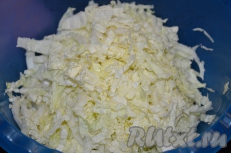 Пекинскую капусту промыть водой. Затем нарезать на тонкие полоски. СЛЕГКА помять пекинскую капусту. Присолить.