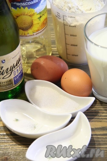 Подготовить продукты для замешивания теста для пивных блинов. Я использовала светлое пиво.&nbsp;