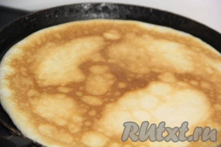 Как только наш блин подрумянится, перевернуть его на другую сторону, а после зарумянивания переложить на тарелку. Постепенно до румяности испечь один за другим все блины, складывая их на тарелку.