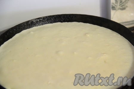 Сковороду смазать растительным маслом и очень хорошо разогреть. Я с помощью кисточки смазала сковороду маслом только перед жаркой первого блина. Влить немного теста и хорошо его распределить по сковороде, жарить блинчик на среднем огне.