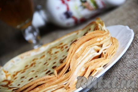 Блинчики получаются ароматными, невероятно вкусными, с хрустящими краешками. Блины, замешанные на пиве по этому рецепту, можно подать с сиропом или сметаной. Эти блинчики настолько эластичные и тоненькие, что в них можно завернуть любую начинку по вашему вкусу.