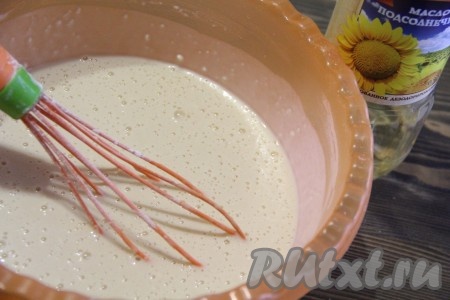 Хорошо перемешать тесто до однородного состояния. Влить растительное масло в тесто и тщательно перемешать. Тесто должно получиться гладким и не густым.