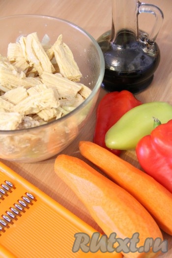 Подготовить продукты для приготовления салата. В этот раз я делала с покупной маринованной спаржей с луком. Я решила взять болгарский перец двух цветов, так мой салатик получился ярким и красивым. Ещё очень вкусно в салат добавить одну красную луковицу, нарезанную тонкими полукольцами (я не добавляла).
