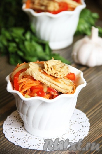 Вот такой замечательный, вроде бы простой, но в тоже время очень вкусный и яркий салат из соевой спаржи получился у меня. При подаче можно посыпать свежей рубленной зеленью или кунжутом.
