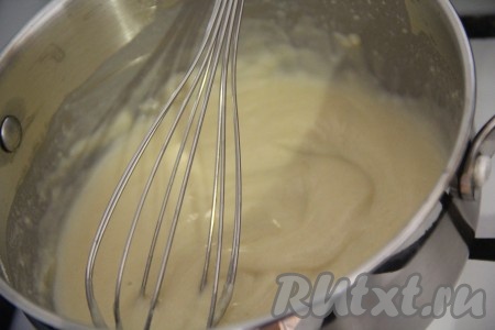 Влить в кастрюлю 100 миллилитров тёплого молока и интенсивно перемешать венчиком до однородности.&nbsp;