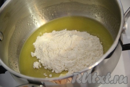 Как только масло растопится, добавить в кастрюлю муку.