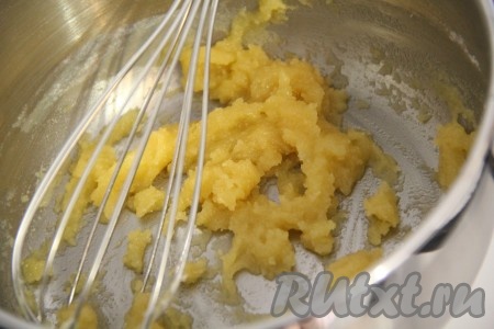 Быстро перемешать муку с маслом с помощью венчика.&nbsp;