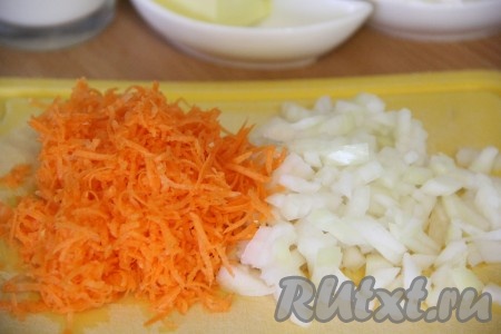 Лук мелко нарезать, морковь натереть на мелкой тёрке.