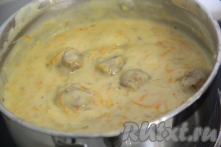 Перемешать, дать соусу закипеть. Потомить фрикадельки в соусе "Бешамель" на небольшом огне в течение 10 минут. Затем накрыть кастрюлю крышкой, снять с огня и дать настояться в течение 10-15 минут.