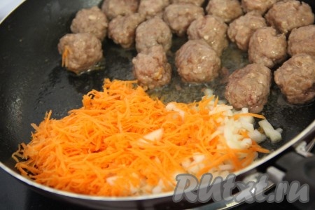  Я готовила фрикадельки на большой сковороде, когда фрикадельки обжарились, я добавила в сковороду лук и морковь (как на фото). На одной части сковороды продолжают готовиться фрикадельки, а на другой стороне мы обжариваем овощи.