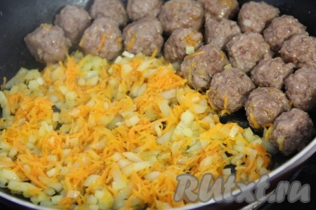  Обжарить овощи до мягкости (в течение 4-5 минут), периодически помешивая.