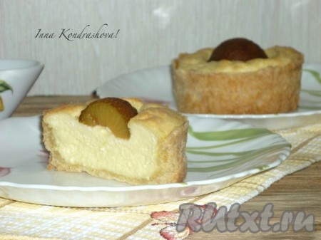 Вкусные, аппетитные песочные пирожные с нежной начинкой из творога перед подачей можно посыпать сахарной пудрой.&nbsp;