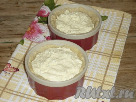 На песочную основу выложить творожную массу.&nbsp;