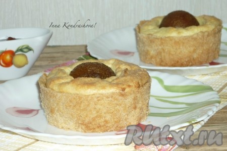 Достать песочные пирожные с творогом из духовки, дать им остыть в формочках. А затем вынуть из форм и можно подавать к столу.